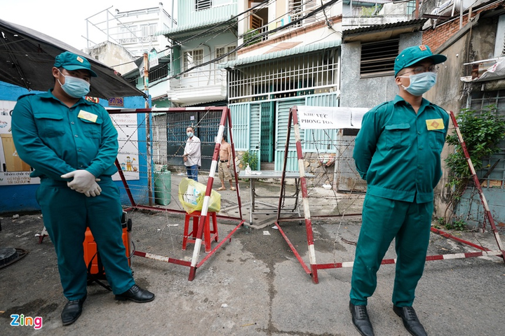 Chủ tịch TP.HCM đề nghị khởi tố bị can với tiếp viên hàng không làm lây COVID-19 - 3