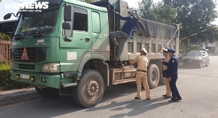 CSGT xử lý nhiều xe cơi nới thành thùng trên quốc lộ ở Quảng Ninh - 2
