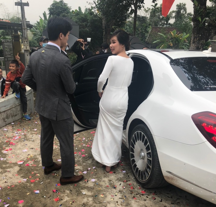 Công Phượng ân cần mở cửa xe cho cô dâu Viên Minh, Văn Hoàng dự lễ cưới bạn thân - 3