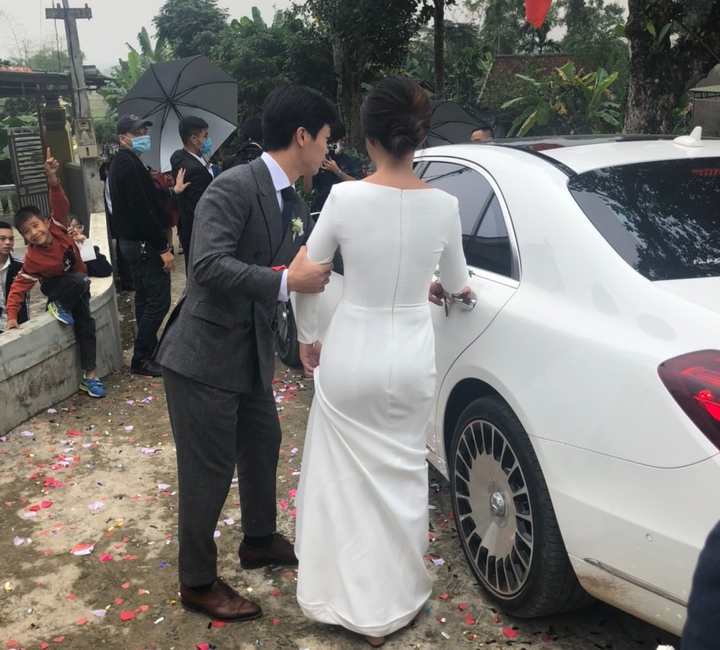 Công Phượng ân cần mở cửa xe cho cô dâu Viên Minh, Văn Hoàng dự lễ cưới bạn thân - 2