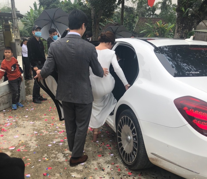 Công Phượng ân cần mở cửa xe cho cô dâu Viên Minh, Văn Hoàng dự lễ cưới bạn thân - 4