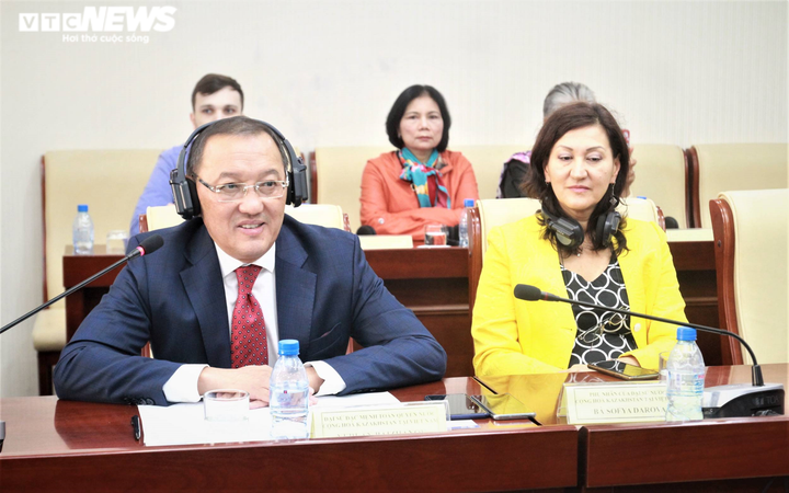 Ra mắt sách tiếng Việt của nhà thơ, triết gia kiệt xuất người Kazakhstan - 1