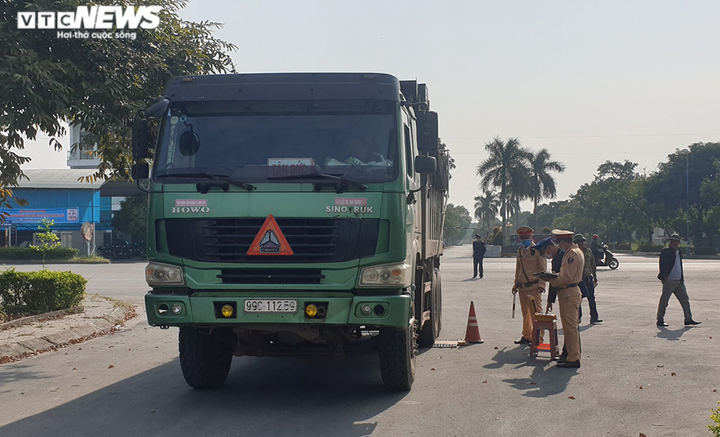 CSGT xử lý nhiều xe cơi nới thành thùng trên quốc lộ ở Quảng Ninh - 1