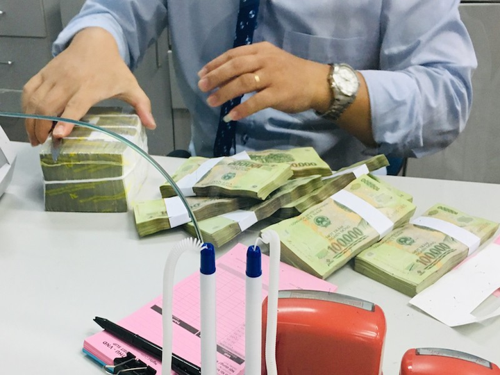 Đầu tháng 12, lãi suất tiết kiệm liên tục giảm, ngân hàng nào đang cao nhất? - 1