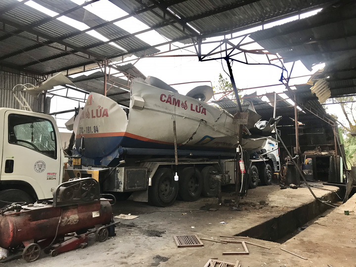 Xe bồn trong gara phát nổ như bom: Một nạn nhân thiệt mạng - 1