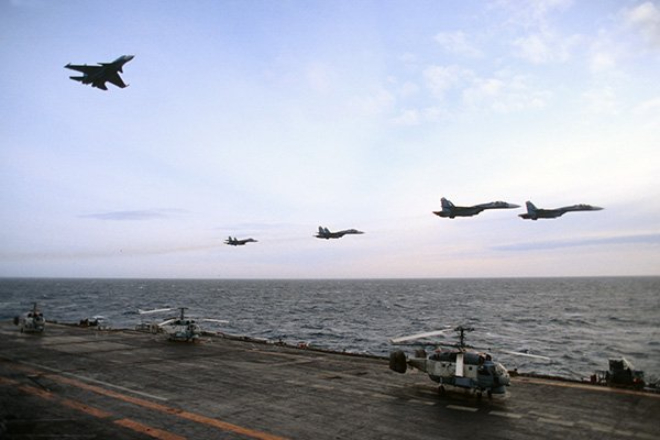 Ảnh: Tàu sân bay Đô đốc Kuznetsov của Hải quân Nga sắp trở lại đại dương - 11