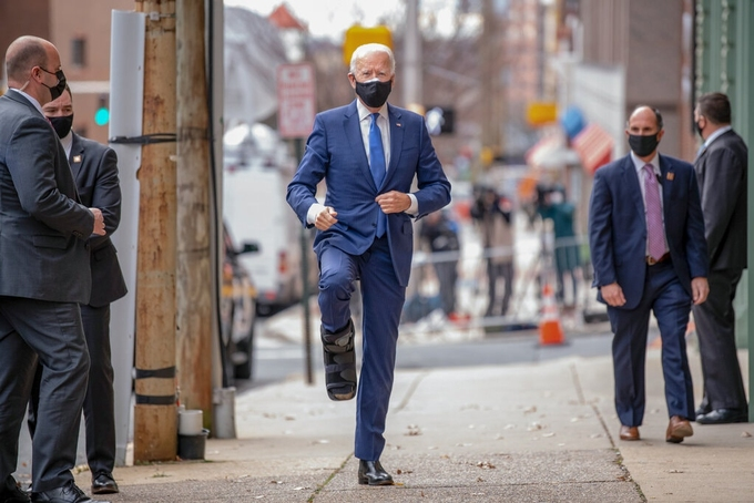 Ông Biden tiết lộ sự thật của việc bị rạn xương chân - 1