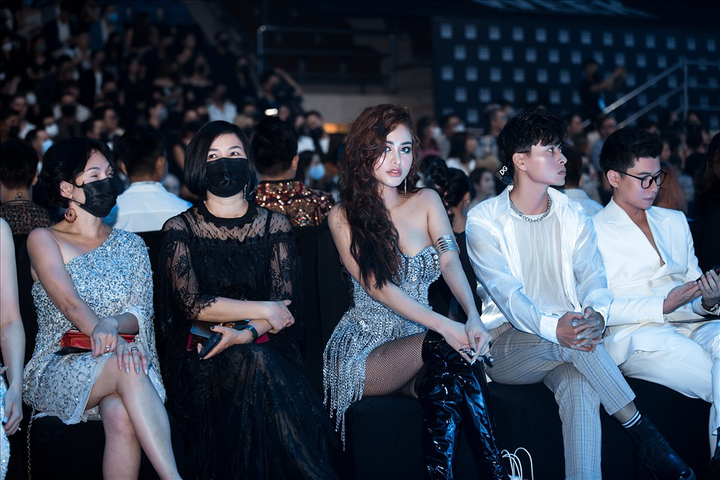 Hoa hậu Di Khả Hân gợi cảm trên thảm đỏ 'Tuần lễ thời trang quốc tế Việt Nam' - 4