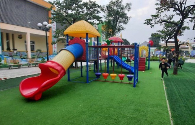 Bé 4 tuổi gặp nạn khi chơi cầu trượt ở trường: Sở GD&ĐT Hà Nội nói gì? - 1