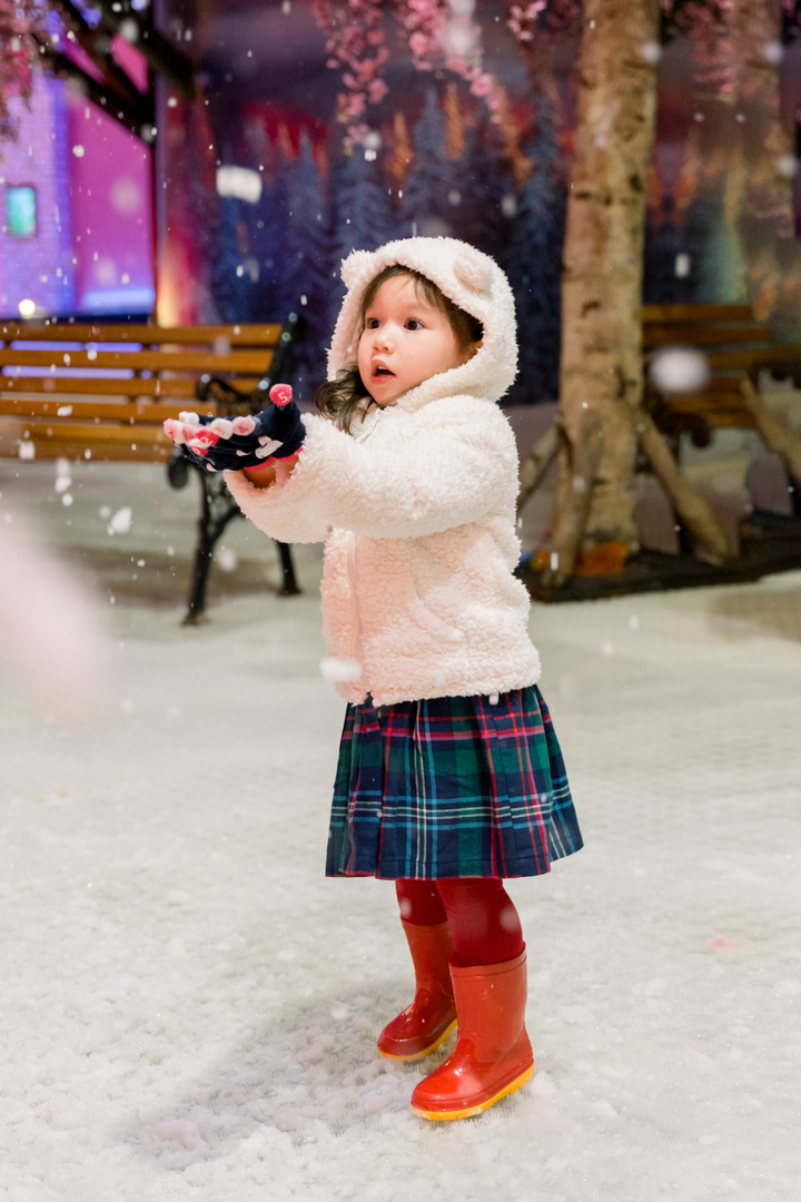 Không thể về Anh đón Noel, siêu mẫu Hà Anh đưa con gái đi trượt tuyết - 7