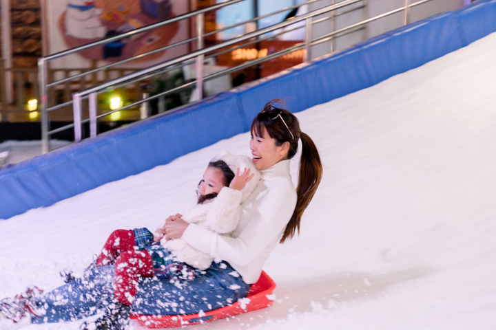 Không thể về Anh đón Noel, siêu mẫu Hà Anh đưa con gái đi trượt tuyết - 1