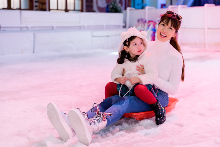 Không thể về Anh đón Noel, siêu mẫu Hà Anh đưa con gái đi trượt tuyết - 4