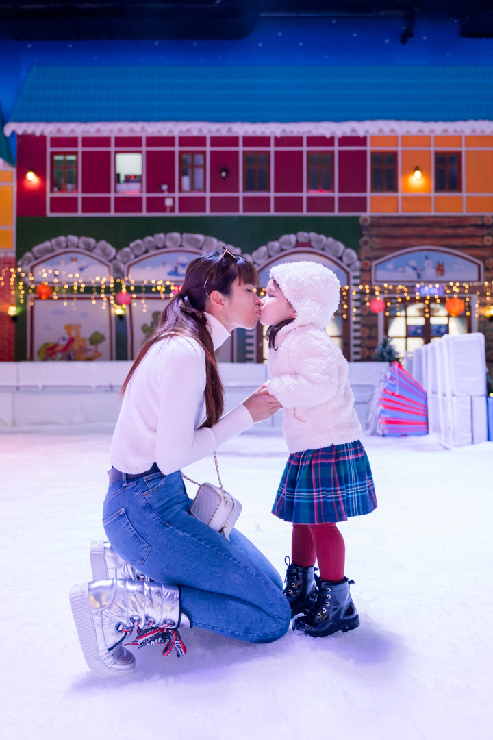 Không thể về Anh đón Noel, siêu mẫu Hà Anh đưa con gái đi trượt tuyết - 2