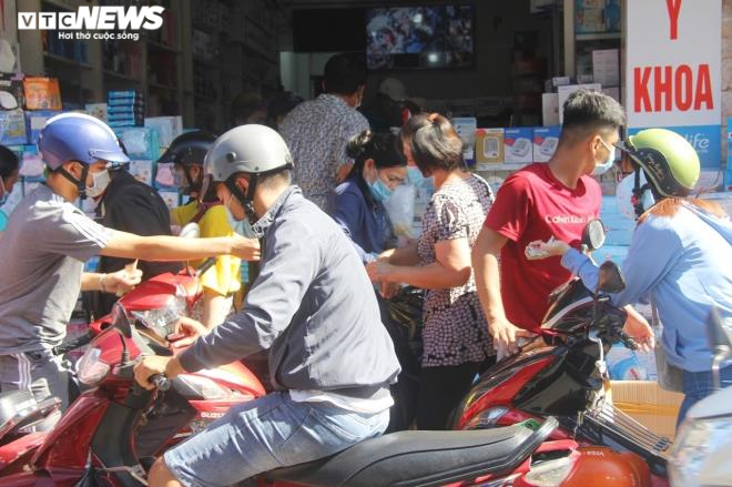 Giá khẩu trang y tế thế nào sau khi TP.HCM phát hiện 4 ca mắc COVID-19? - 1