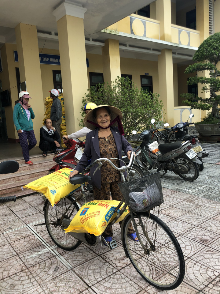 Trao tặng 280 tấn phân bón Phú Mỹ hỗ trợ bà con bị thiệt hại do bão lũ - 1