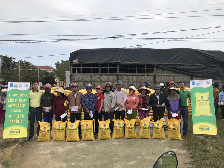 Trao tặng 280 tấn phân bón Phú Mỹ hỗ trợ bà con bị thiệt hại do bão lũ - 2