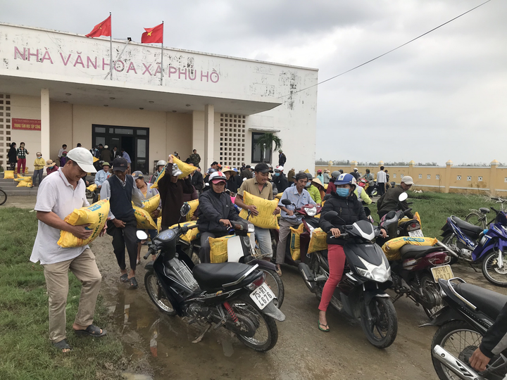Trao tặng 280 tấn phân bón Phú Mỹ hỗ trợ bà con bị thiệt hại do bão lũ - 4