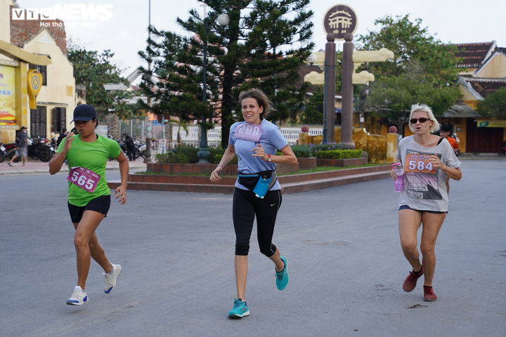 Ảnh: Du khách nước ngoài chạy việt dã 'Vì di sản văn hóa thế giới Hội An' - 4