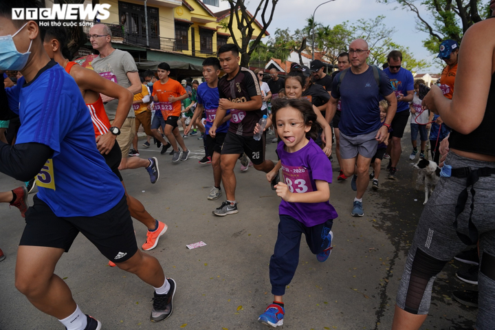 Ảnh: Du khách nước ngoài chạy việt dã 'Vì di sản văn hóa thế giới Hội An' - 5