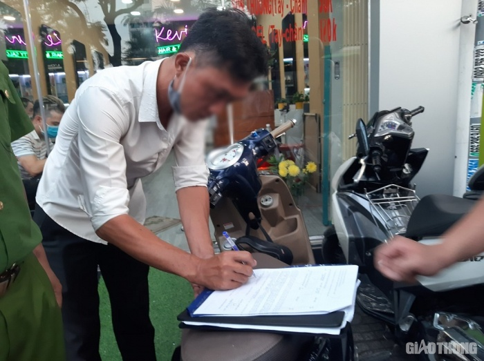 Không đeo khẩu trang bị phạt 2 triệu đồng, nhiều người năn nỉ xin tha - 2