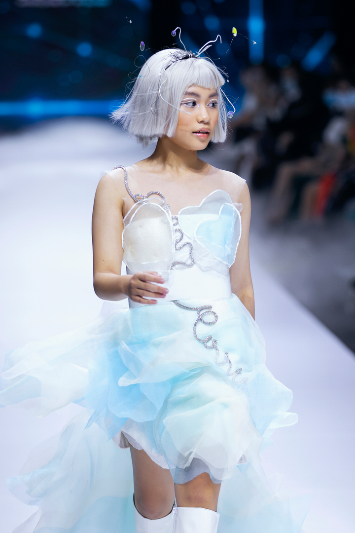 Thanh Hằng rực sáng trên sàn runway - 9