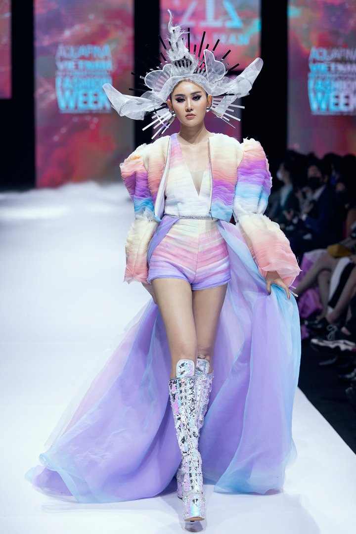 Thanh Hằng rực sáng trên sàn runway - 4