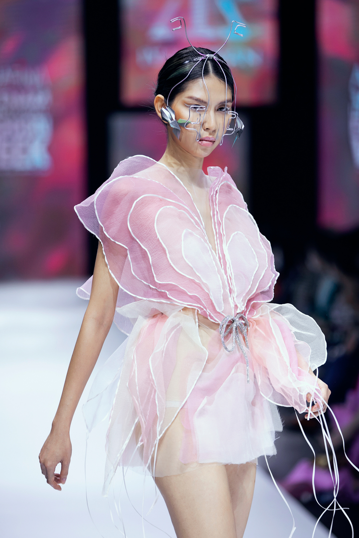 Thanh Hằng rực sáng trên sàn runway - 6