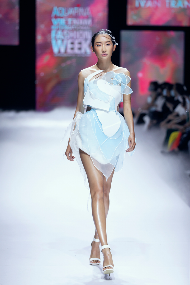 Thanh Hằng rực sáng trên sàn runway - 5