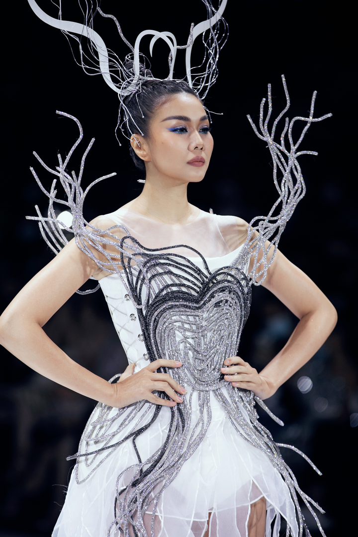 Thanh Hằng rực sáng trên sàn runway - 2