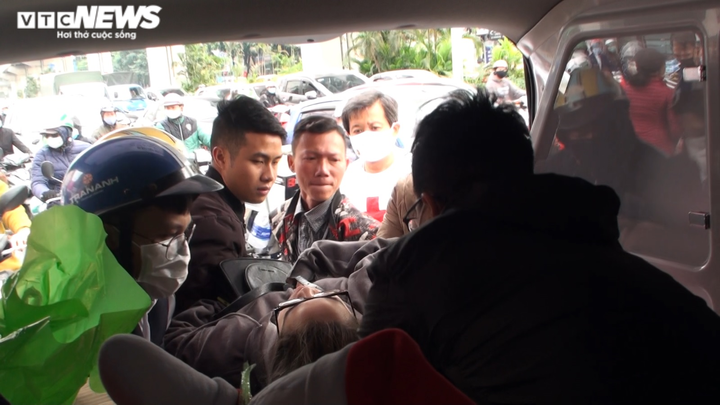 Xe cứu thương của ông Đoàn Ngọc Hải lần đầu chở người tai nạn đi cấp cứu - 1