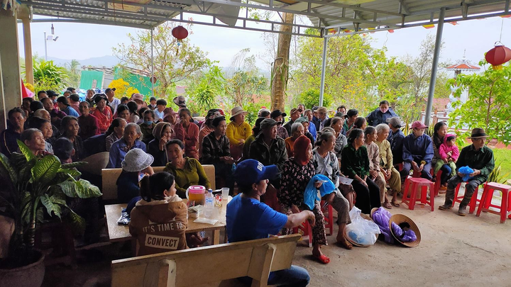 Cựu đội trưởng Manchester United Robin Van Persie ủng hộ miền Trung sau lũ lụt - 1