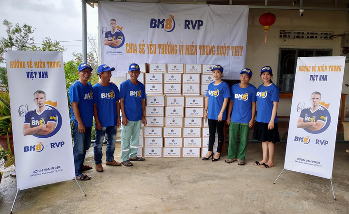 Cựu đội trưởng Manchester United Robin Van Persie ủng hộ miền Trung sau lũ lụt - 2