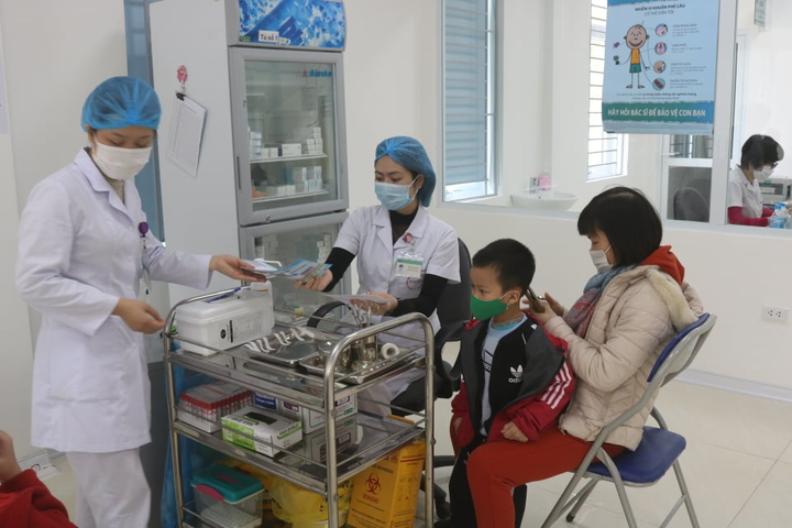 Bệnh viện tuyến đầu chống dịch thành lập đơn vị khám theo yêu cầu và tiêm chủng - 1