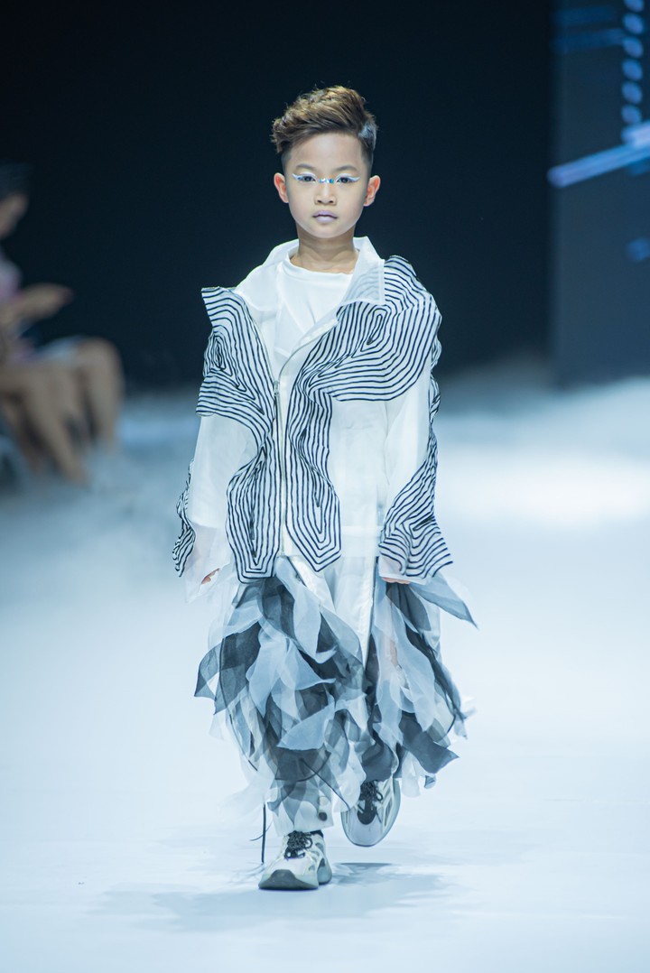 Thanh Hằng rực sáng trên sàn runway - 10