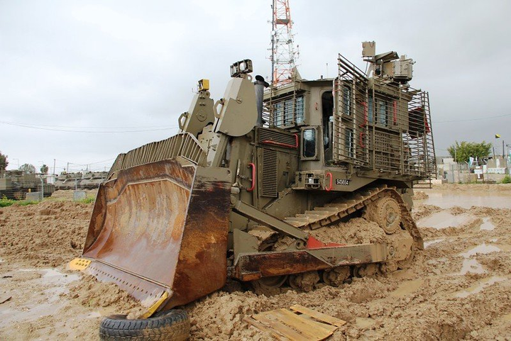 ‘Quái vật’ Caterpillar D9: Israel lắp hệ thống chống tên lửa cho máy ủi bọc thép - 1