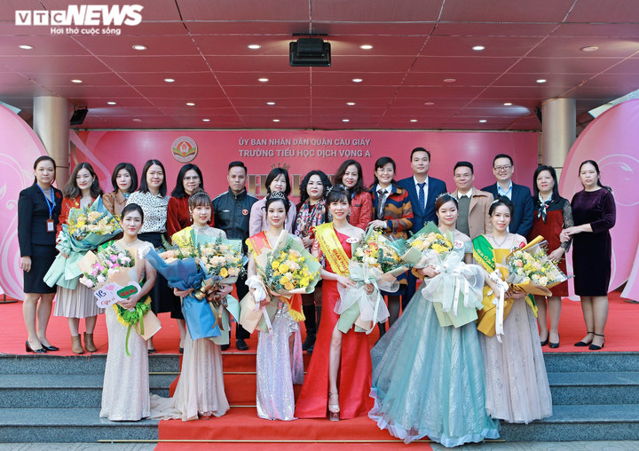 'Cô giáo tài năng duyên dáng' tại trường Dịch Vọng A: Vườn hoa đa sắc màu - 3