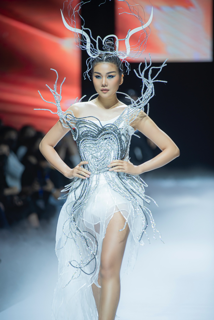Thanh Hằng rực sáng trên sàn runway - 3
