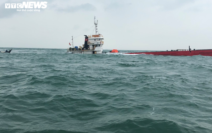 Giải cứu 10 người trên tàu hàng có nguy cơ bị chìm ở vùng biển Cù Lao Chàm - 1