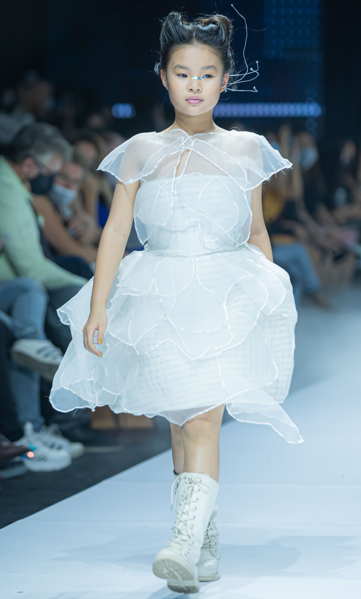 Thanh Hằng rực sáng trên sàn runway - 8