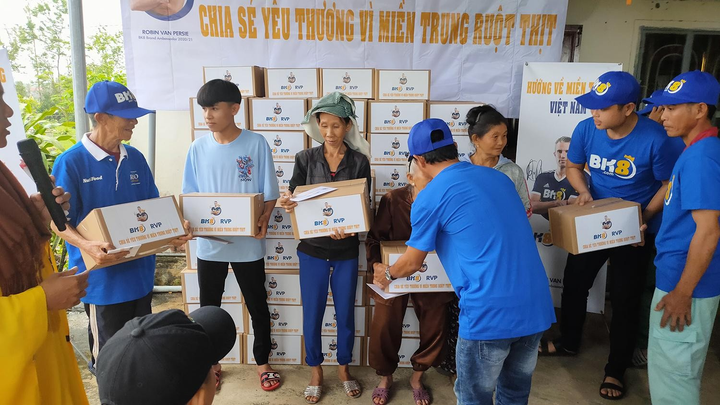 Cựu đội trưởng Manchester United Robin Van Persie ủng hộ miền Trung sau lũ lụt - 3