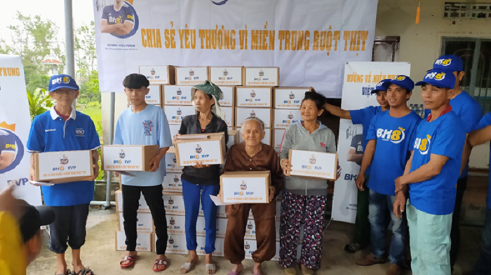 Cựu đội trưởng Manchester United Robin Van Persie ủng hộ miền Trung sau lũ lụt - 4