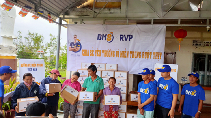 Cựu đội trưởng Manchester United Robin Van Persie ủng hộ miền Trung sau lũ lụt - 5