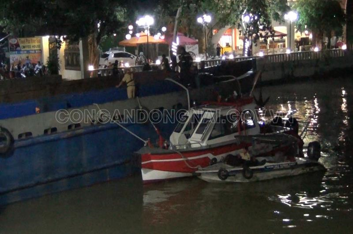 Giải cứu thành công sà lan mắc kẹt dưới cầu đường sắt hơn 100 tuổi ở Đồng Nai - 1