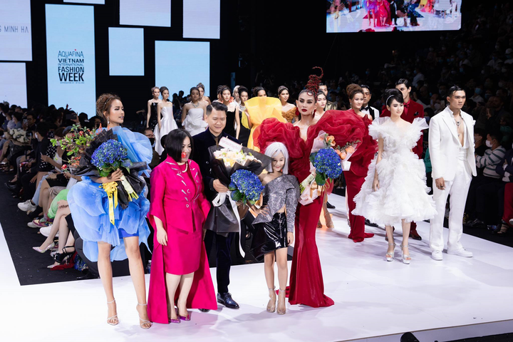 Á hậu Trúc Ny tái xuất rạng ngời trong đêm bế mạc Tuần lễ Thời trang Quốc tế - 9