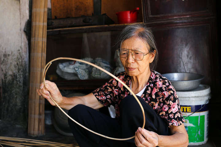 EVNHANOI sửa chữa, lắp đặt hệ thống điện cho 100% hộ nghèo ven đô - 6