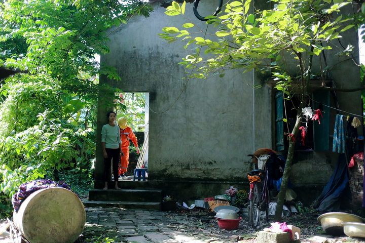 EVNHANOI sửa chữa, lắp đặt hệ thống điện cho 100% hộ nghèo ven đô - 4