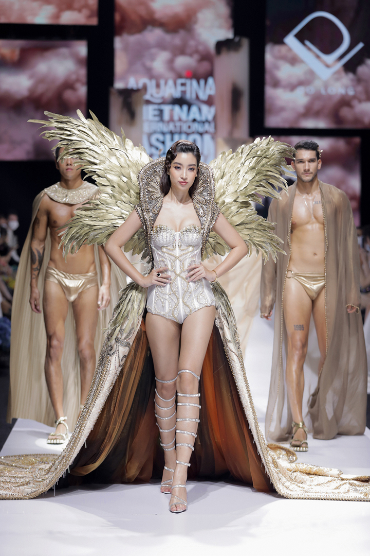 Hoa hậu Đỗ Mỹ Linh diện váy nặng 40 kg trình diễn thời trang - 3