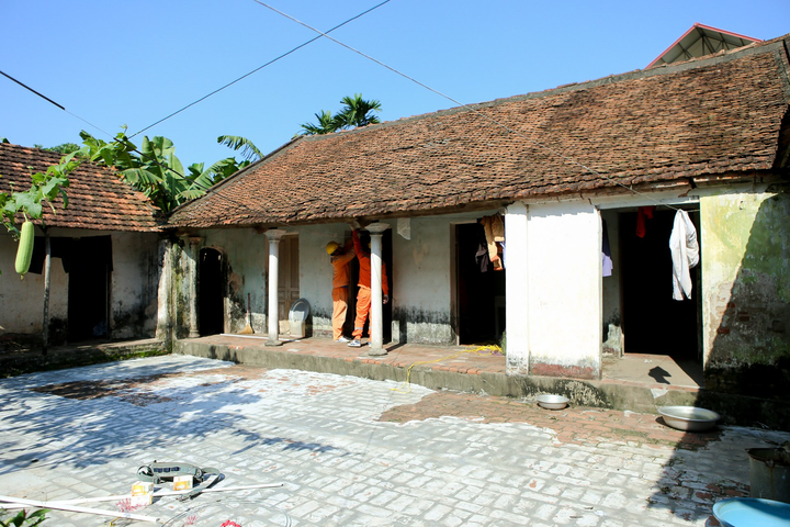 EVNHANOI sửa chữa, lắp đặt hệ thống điện cho 100% hộ nghèo ven đô - 2