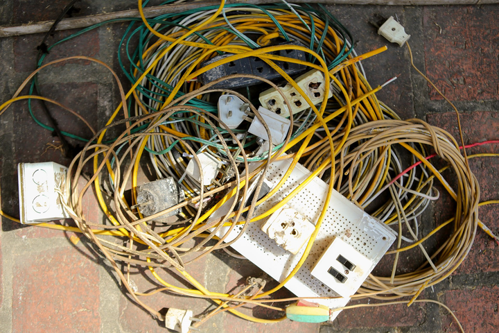 EVNHANOI sửa chữa, lắp đặt hệ thống điện cho 100% hộ nghèo ven đô - 3