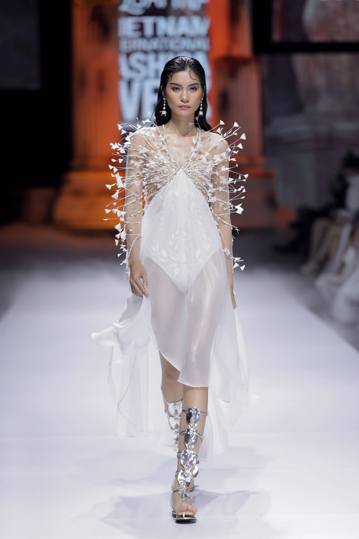 Hoa hậu Đỗ Mỹ Linh diện váy nặng 40 kg trình diễn thời trang - 10
